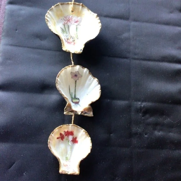 Handpainted shell wall hanging - Picture 2 of 8